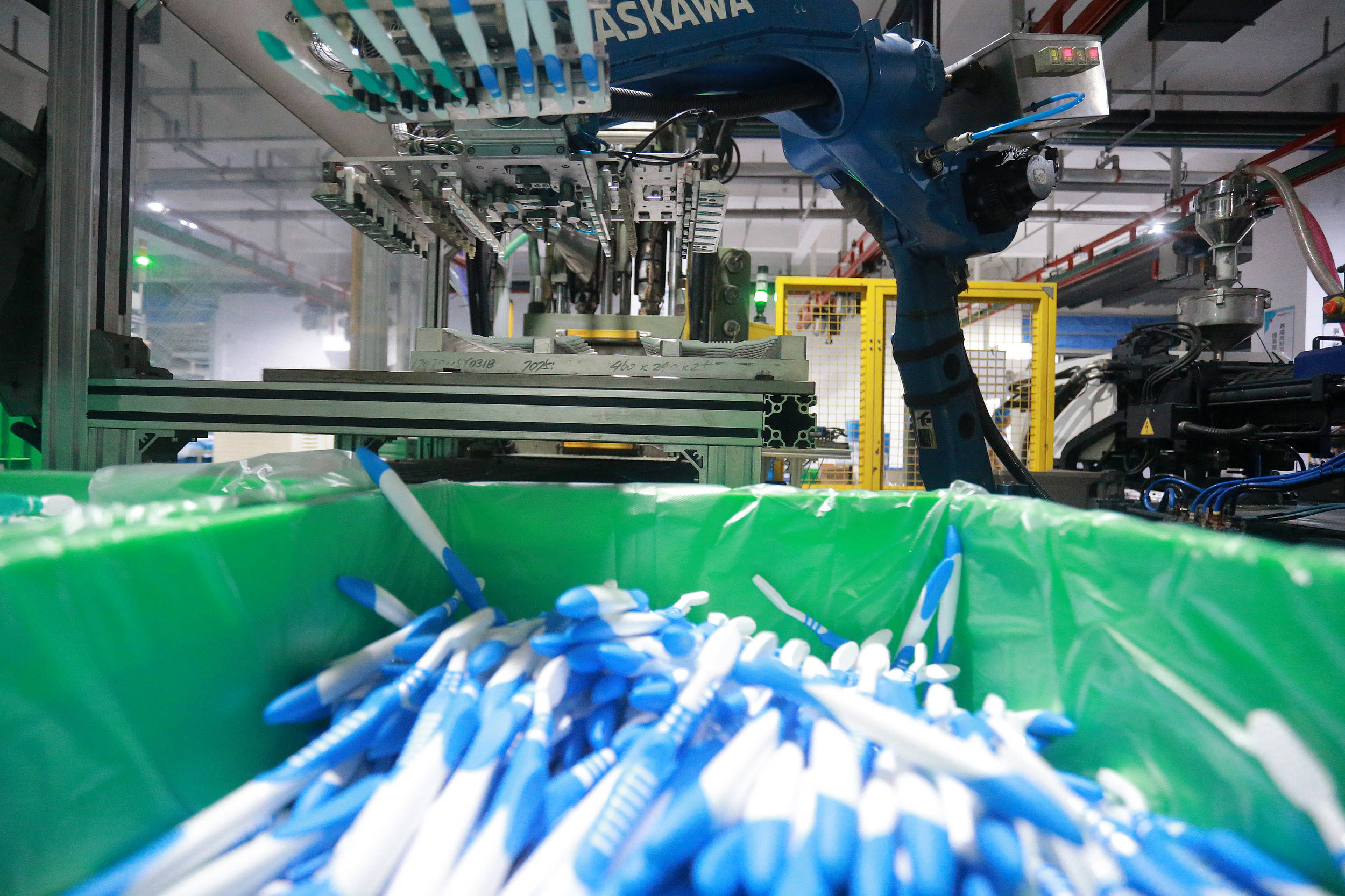 关税摩擦中的中国日用品厂商:有的投靠永辉,有的还在迷茫